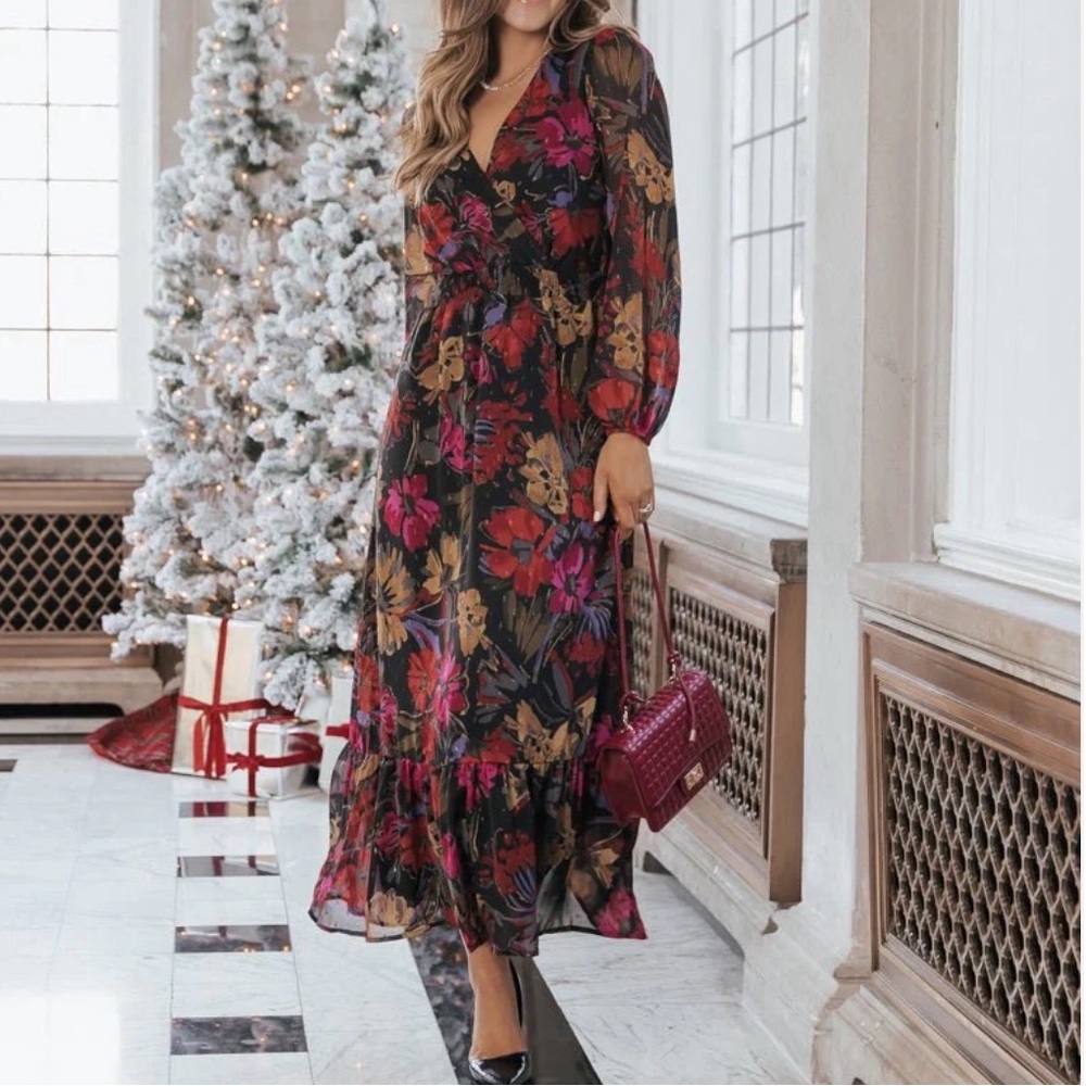 Gorgeous Floral Maxi Dress with small sequin detail scarred throughout 😍